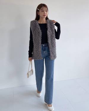 今年も注目！【もこふわベスト】を使った「最旬コーデ」をチェック！