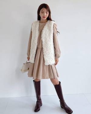 今年も注目！【もこふわベスト】を使った「最旬コーデ」をチェック！