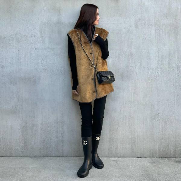 今年も注目！【もこふわベスト】を使った「最旬コーデ」をチェック！