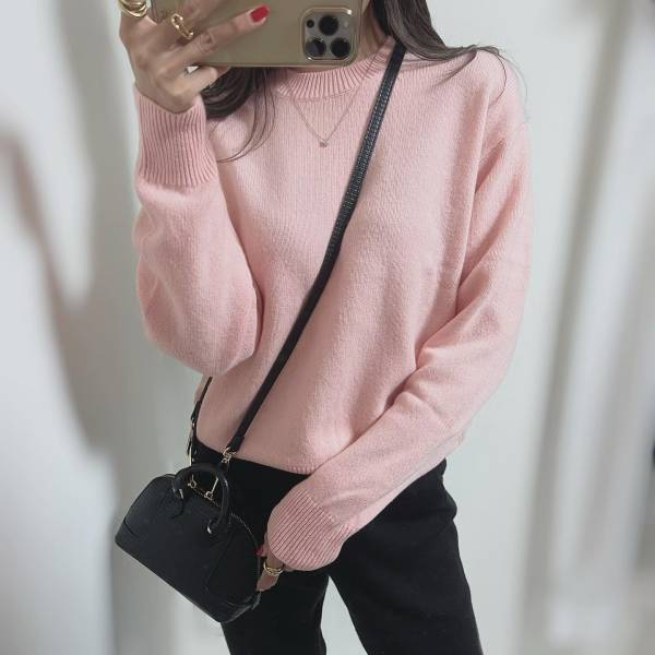 毎年買い足してる人も！【ユニクロ】今季はピンクに注目ッ♡「大人気ニット」