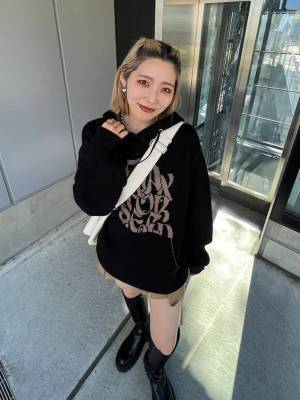 何着よう？→ 解決！【PAGEBOY】ストリートな雰囲気がたまらん♡「ロゴパーカー」