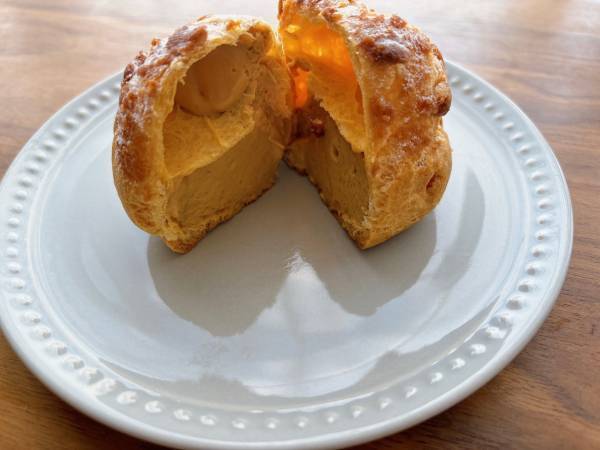 「ほっと一息」つくのにピッタリ！！【ファミリーマート】「カリっと食感」が癖になる”キャラメルシュー”が「魅力的」♡