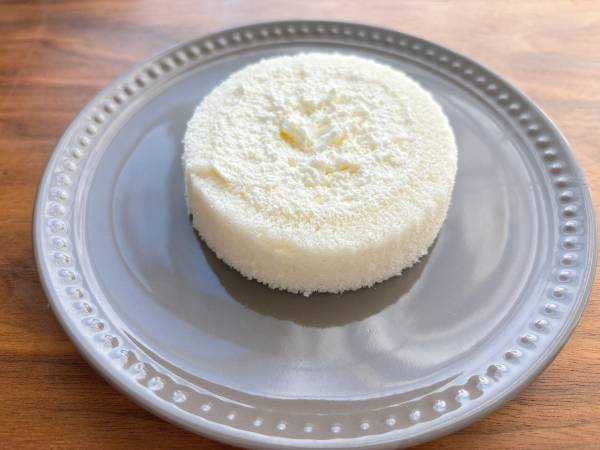 「クリームがたっぷり」で幸せ～～ッ♡「ふわふわ食感」【ローソン】“MILKロールケーキ”が絶品