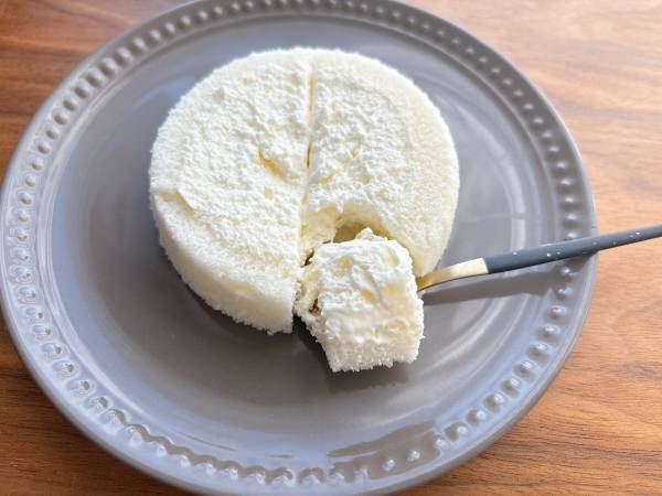 「クリームがたっぷり」で幸せ～～ッ♡「ふわふわ食感」【ローソン】“MILKロールケーキ”が絶品