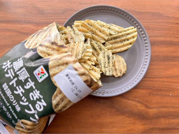 「パリッと」感が「絶品」で、手が止まらない！！【セブンイレブン】「食欲」そそる！“ポテトチップス韓国のり味”紹介