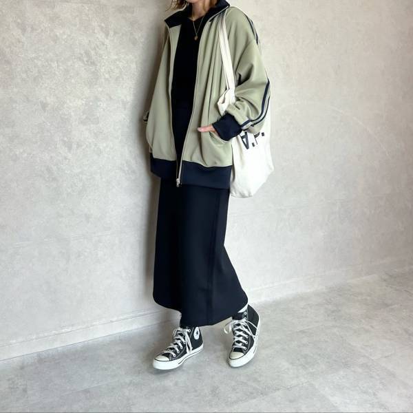 カジュアルと可愛いを両立♡大人女子注目の【トラックジャケット】