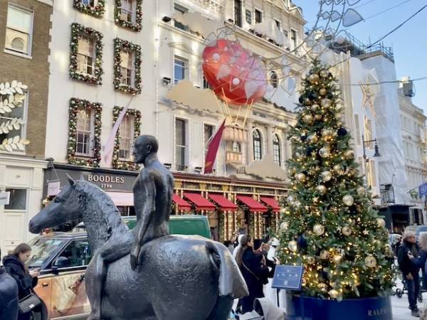 永遠のスタイルアイコン♡アレクサ・チャンの秋冬ガーリーコーデ【ロンドンSNAP】