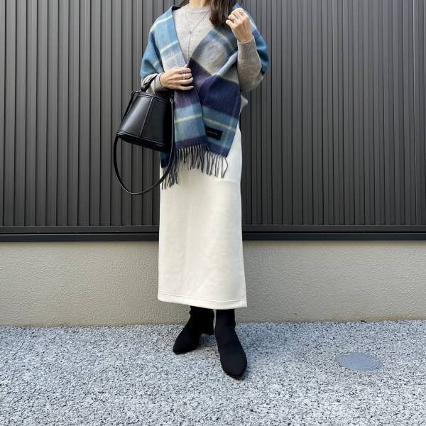 心からコレだけは「欠かせない」！！【ユニクロ】「オシャレ感がアップ」する“ストール”コーデ特集