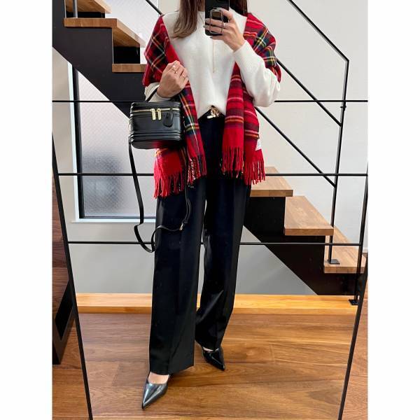 心からコレだけは「欠かせない」！！【ユニクロ】「オシャレ感がアップ」する“ストール”コーデ特集