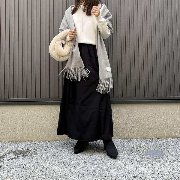 心からコレだけは「欠かせない」！！【ユニクロ】「オシャレ感がアップ」する“ストール”コーデ特集