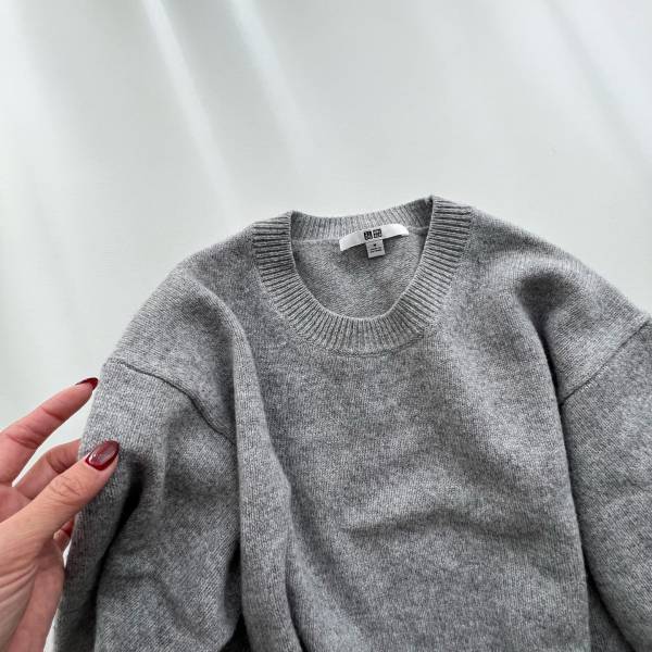 「シンプルに着回せる」「着膨れしない」グレーニットを【ユニクロ】で発見！「色違いも欲しい」くらいの”ニット”紹介