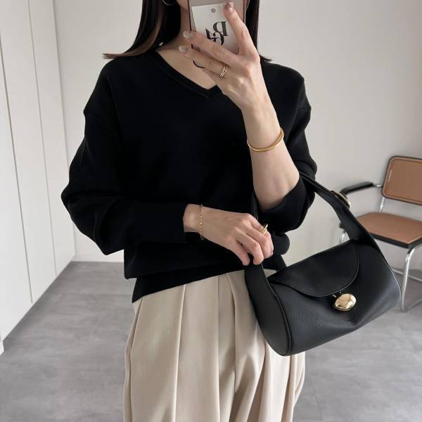 「体型カバー力も◎」「ぽわん」袖可愛い♡【GU】超「着回せる」“優秀ニット”紹介