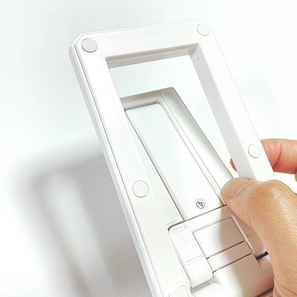 《充電しながらでOK》「110円」で「持ち運びに便利！」【セリア】“スマホスタンド”がオススメ