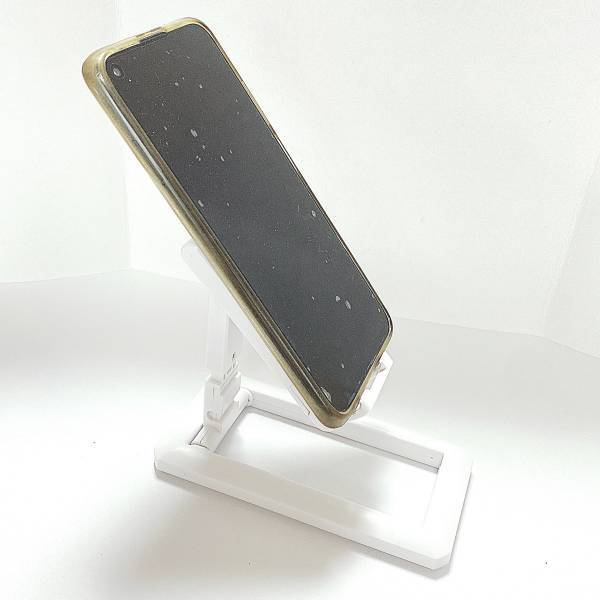 《充電しながらでOK》「110円」で「持ち運びに便利！」【セリア】“スマホスタンド”がオススメ