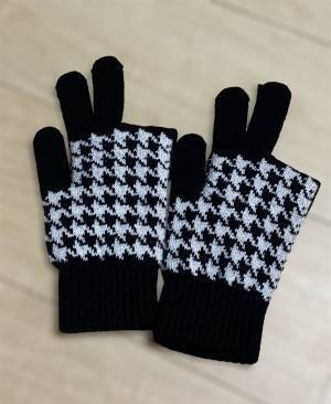 裏側の秘密は…”モフモフ”！【ダイソー】で買える手袋が「進化してて驚きました！」