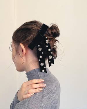 〈冬コーデのポイントに！〉ベロアリボンに、ビジューが上品♡【ヘアクリップ】