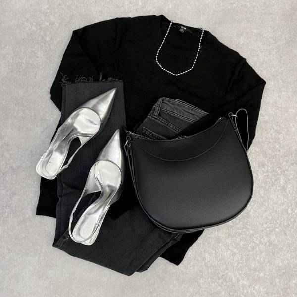 「細見え効果も◎」「冬でもインナーに大活躍！」【ユニクロ】“ブラックアイテム”コーデが可愛い