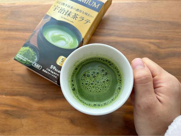 ＜カロリー控えめ＞「お湯を注ぎ混ぜるだけ」！！【ファミリーマート】「濃厚でコクのある」“宇治抹茶ラテ”が絶品