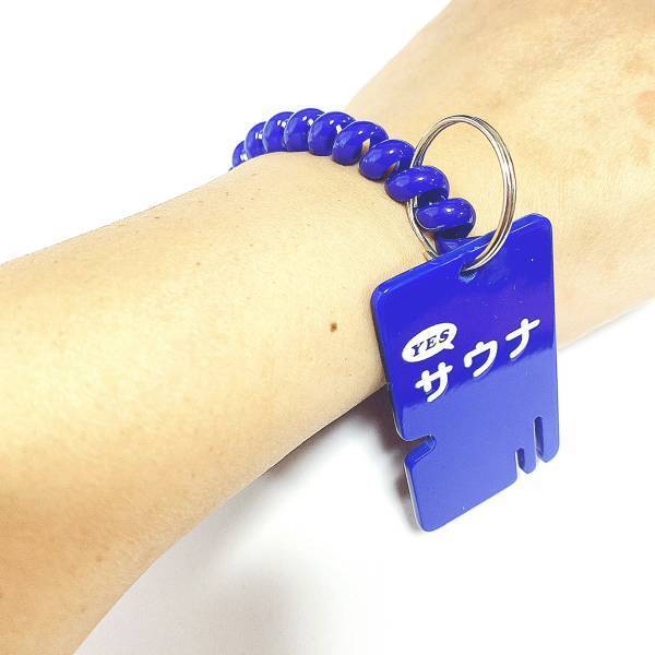 「え！？これ本物じゃないの？」”サ活ブーム”がついに100均にも！！！【セリア】「サウナキーホルダーがヤバい♡」