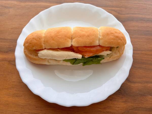 「お家でカフェ気分」！【セブンイレブン】「新発売」の”スモークサーモン＆クリームチーズロール”は「本格的な味わい」