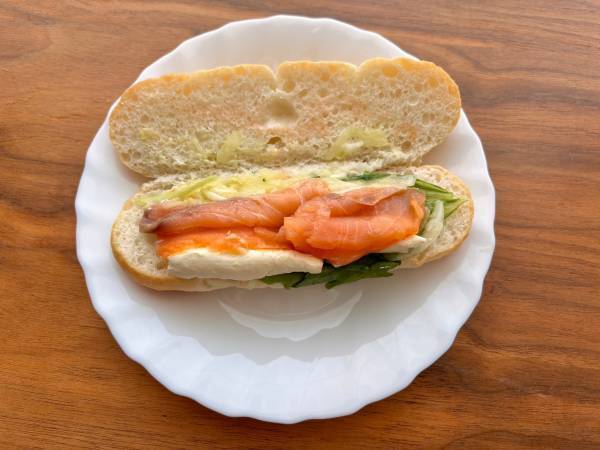 「お家でカフェ気分」！【セブンイレブン】「新発売」の”スモークサーモン＆クリームチーズロール”は「本格的な味わい」