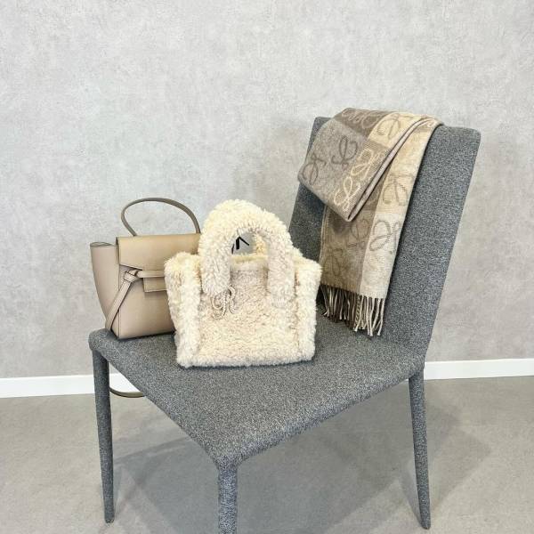 あの「大人気」バッグが待望の「再販」！！【GU】”ボアバッグ”が「おすすめ」♡