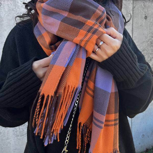 「ブラックコーデの差し色に！」「春先まで長く使える♡」【GU】の ”チェック柄マフラーは「存在感抜群」