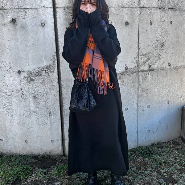 「ブラックコーデの差し色に！」「春先まで長く使える♡」【GU】の ”チェック柄マフラーは「存在感抜群」