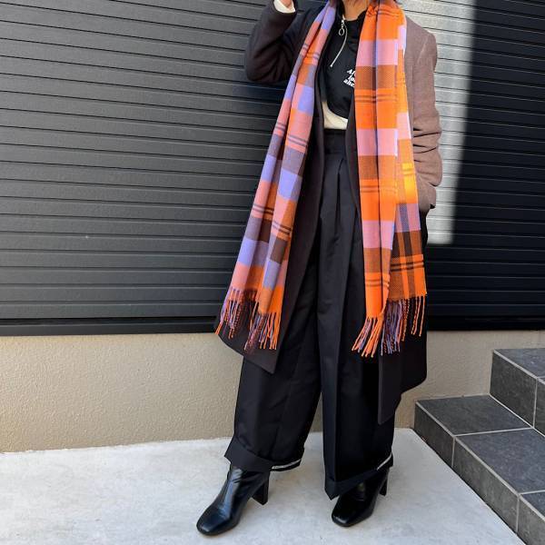 「ブラックコーデの差し色に！」「春先まで長く使える♡」【GU】の ”チェック柄マフラーは「存在感抜群」