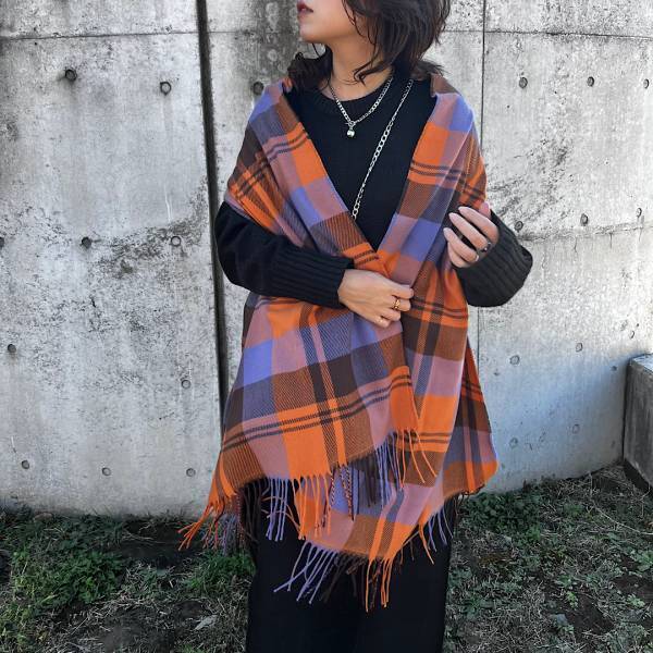 「ブラックコーデの差し色に！」「春先まで長く使える♡」【GU】の ”チェック柄マフラーは「存在感抜群」