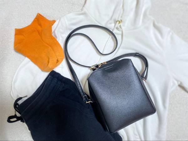 〈使いやすさ抜群〉「さまざまなシーンで大活躍」！！【しまむら】「見た目以上の収納力」ある”黒ショルダーバッグ”