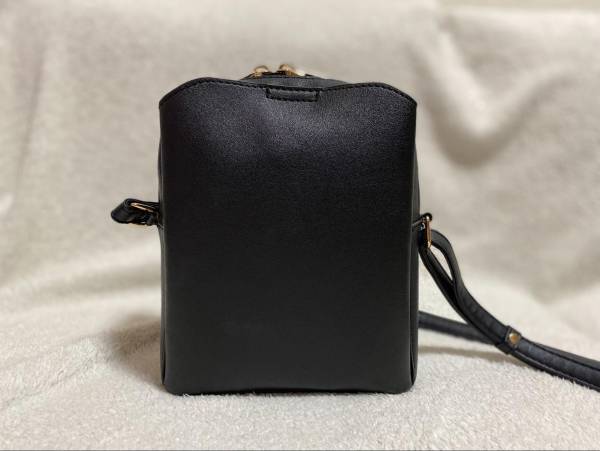 〈使いやすさ抜群〉「さまざまなシーンで大活躍」！！【しまむら】「見た目以上の収納力」ある”黒ショルダーバッグ”