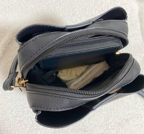 〈使いやすさ抜群〉「さまざまなシーンで大活躍」！！【しまむら】「見た目以上の収納力」ある”黒ショルダーバッグ”