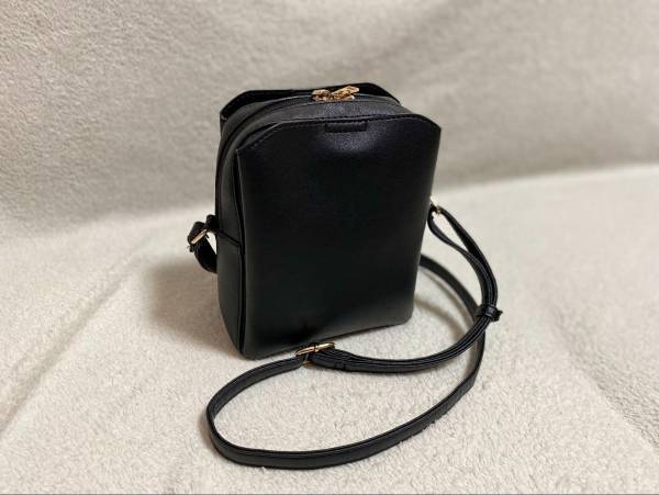 〈使いやすさ抜群〉「さまざまなシーンで大活躍」！！【しまむら】「見た目以上の収納力」ある”黒ショルダーバッグ”