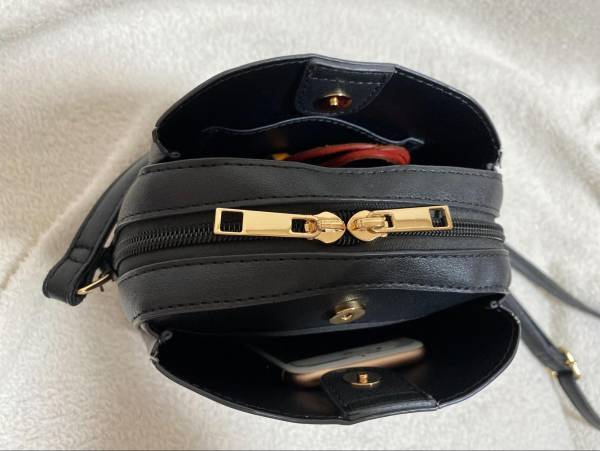 〈使いやすさ抜群〉「さまざまなシーンで大活躍」！！【しまむら】「見た目以上の収納力」ある”黒ショルダーバッグ”