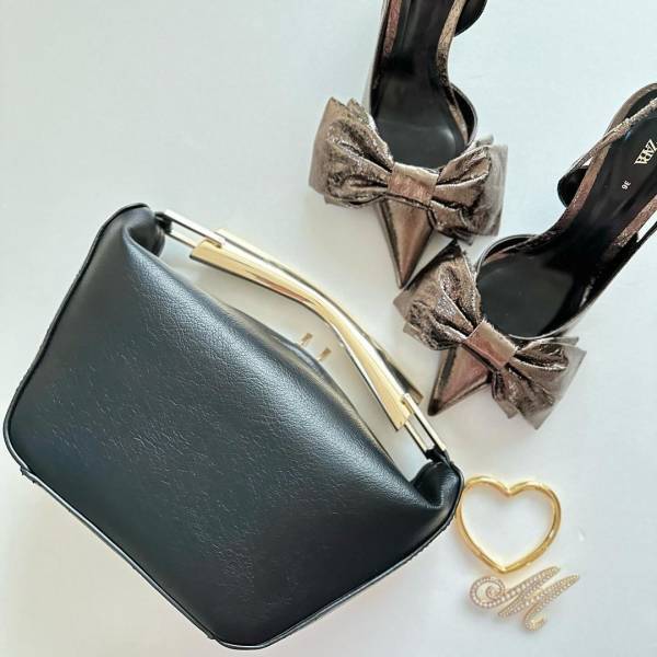 「可愛さ最上級のバッグさん」登場！「ゴールド×ブラック」の”上品バッグ”【ZARA】「オンラインで見かけて即ポチ」♡