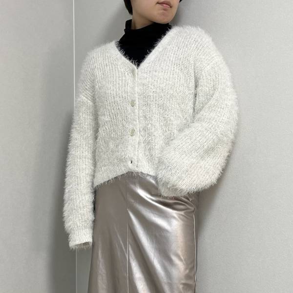 「今年っぽいスタイル」が完成♡冬はやっぱり「白ニット」【アベイル】フワフワが「たまらない」”フェザーラメニット”特集