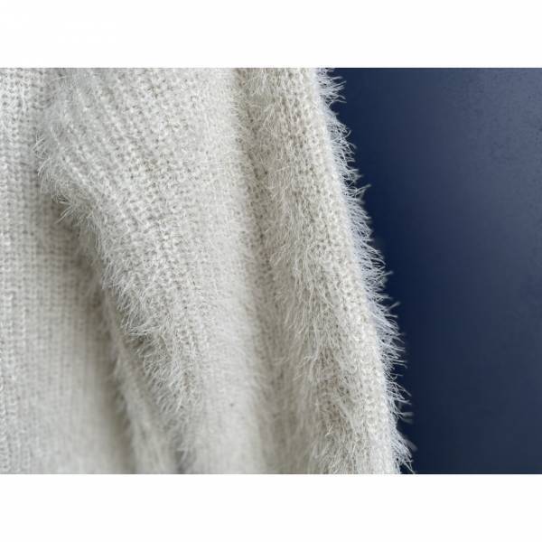 「今年っぽいスタイル」が完成♡冬はやっぱり「白ニット」【アベイル】フワフワが「たまらない」”フェザーラメニット”特集