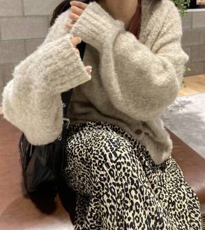 「2000円以下で買えるなんて…」【しまむら】”ブークレカーディガン”の絶妙なデザインに一目惚れ♡