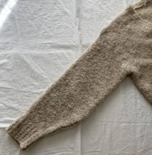 「2000円以下で買えるなんて…」【しまむら】”ブークレカーディガン”の絶妙なデザインに一目惚れ♡