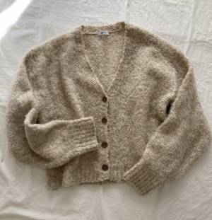 「2000円以下で買えるなんて…」【しまむら】”ブークレカーディガン”の絶妙なデザインに一目惚れ♡