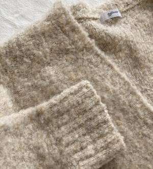 「2000円以下で買えるなんて…」【しまむら】”ブークレカーディガン”の絶妙なデザインに一目惚れ♡