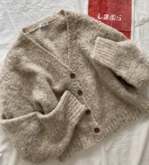 「2000円以下で買えるなんて…」【しまむら】”ブークレカーディガン”の絶妙なデザインに一目惚れ♡