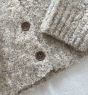 「2000円以下で買えるなんて…」【しまむら】”ブークレカーディガン”の絶妙なデザインに一目惚れ♡