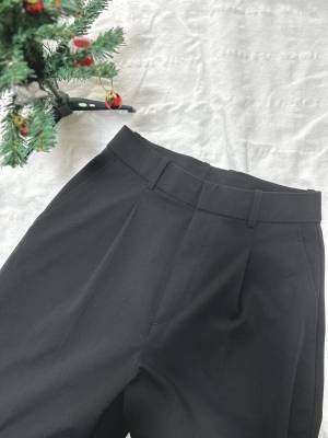 【ユニクロ】で「超人気」！！「ヘビロテできちゃう」“タックワイドボトムス”着回しコーデ集