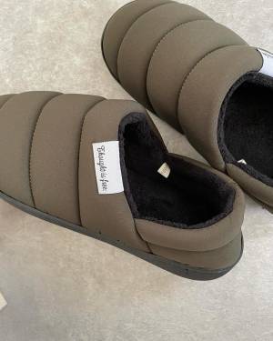 「ふわふわ」で「もっこもこ」♡「買っておけばよかった…」【しまむら】の〈あったか靴〉”2選”