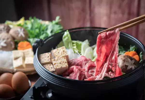 お金持ちの義実家で”すき焼き”をご馳走に！⇒「あなたの実家では…」”余計な一言”にモヤッ