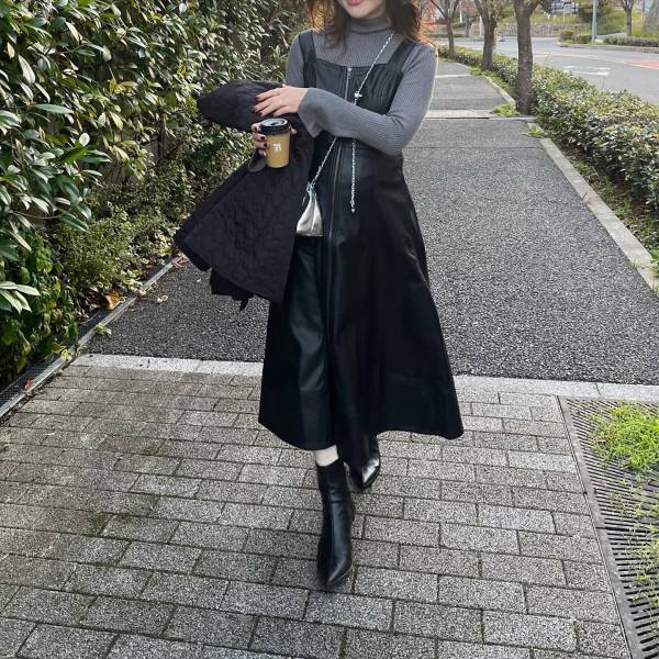 シンプルだけど惹かれる♡【ユニクロ】24年も推したい！今っぽ「グレーニット」