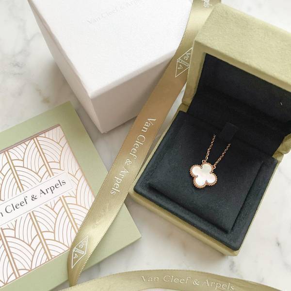 昨年のご褒美に♡コーデに合わせやすい！長く愛せる【ご褒美ジュエリー】