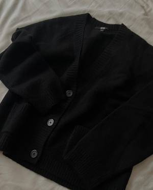 今すぐ【ユニクロ】へ急げーッ！！シルエット・素材も◎「優秀カーディガン」